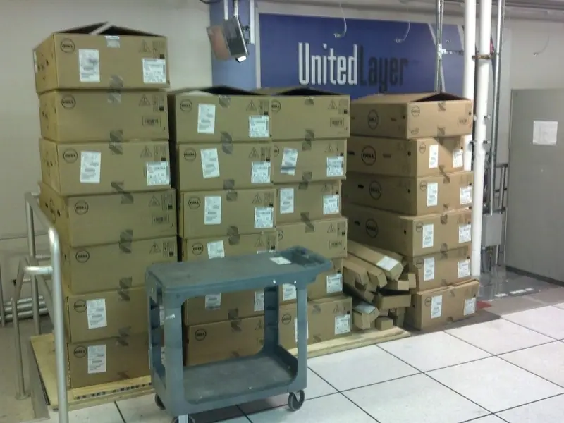Racks de servidores em um data center, com luzes indicadoras acesas