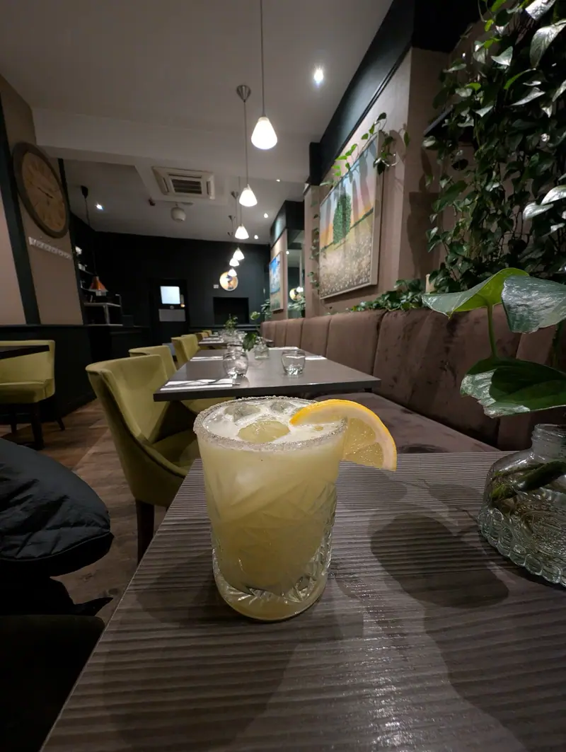 Margarita sem álcool servida num copo com sal na borda, em restaurante
