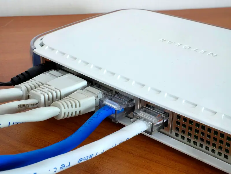 Cabos de rede conectados às portas de um roteador