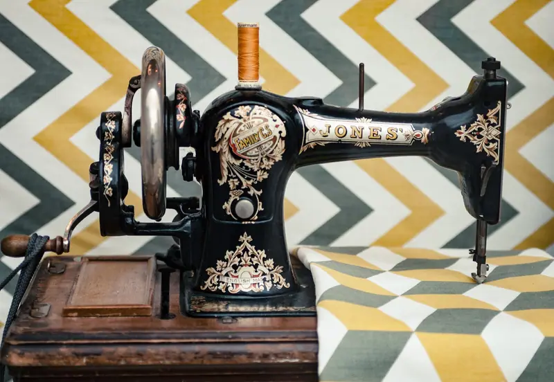 Máquina de costura antiga sobre uma mesa
