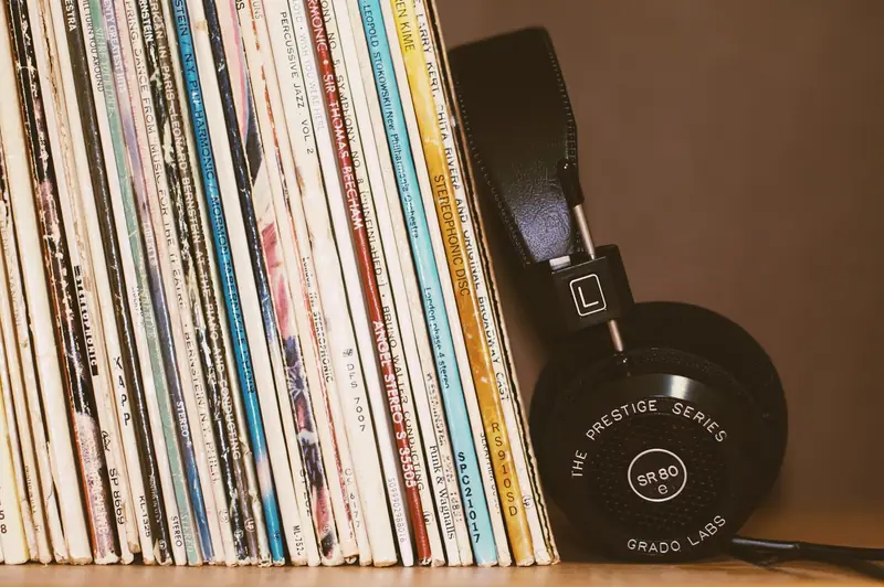 Disco de vinil e fones de ouvido sobre uma mesa